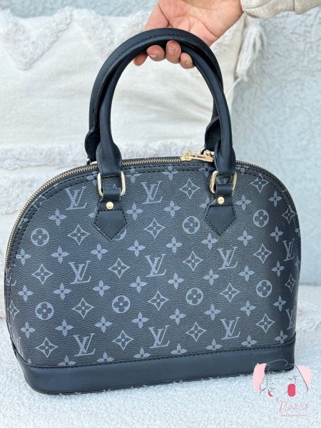 شنطةً Louis Vuitton