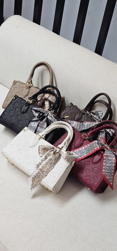 شنطة شبيه LV